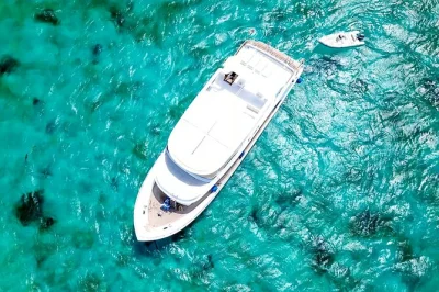 Disfruta del mar rojo en un crucero de lujo desde hurghada a orange bay y la isla hula hula, con snorkel, buffet libre y traslado incluido.