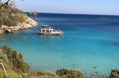 Descubre las aguas cristalinas de bodrum y orak island, nada en calas escondidas y disfruta de un almuerzo con té a bordo. reserva fácil desde bodrum con paradas para nadar.