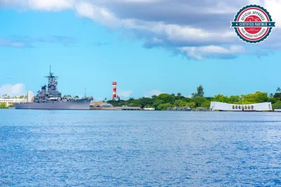 Erlebe pearl harbor mit uss arizona memorial, echte angriffsvideos und die historischen highlights von honolulu – inklusive bequemer abholung vom hotel für einen entspannten tag.