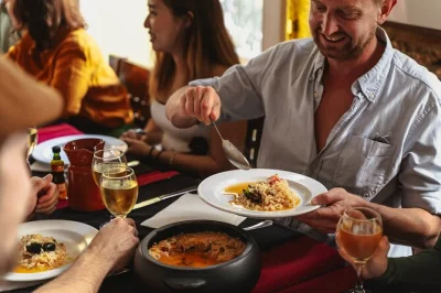 Erlebe eine kleine gruppe food tour durch lissabons baixa mit bevorzugten reservierungen, typischen portugiesischen drinks und dessert. vegetarische optionen verfügbar.