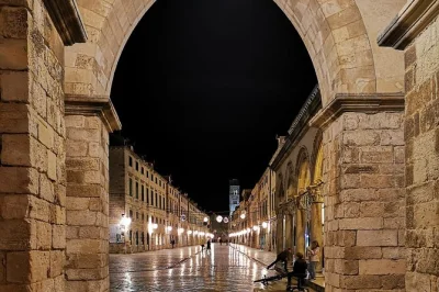 Erlebe dubrovniks altstadt bei nacht, schlendere über den stradun, lausche lokalen legenden mit guide und vermeide menschenmassen. start am abend, entspanntes tempo.