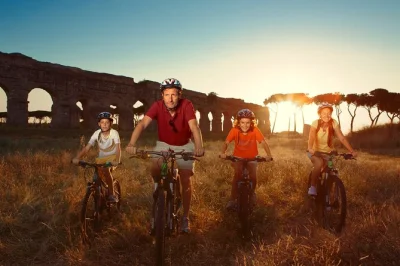 Descubre roma sobre ruedas en un tour en e-bike por la antigua vía apia, con visita guiada a las catacumbas y los impresionantes acueductos. casco y agua incluidos.