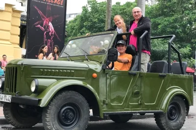 Mit einem klassischen russischen jeep von hanoi ins bat trang keramikdorf, töpfern ausprobieren und mit einem lokalen guide zu mittag essen. inklusive abholung und praktischer erfahrung.