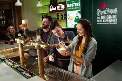 Vivi l’atmosfera di praga con un corso pratico di spillatura della pilsner urquell. impara tre stili cechi, spillati la tua birra e porta a casa una bottiglia personalizzata.