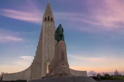 Descubre reykjavik con un guía local, explora arte callejero, el parlamento, hallgrímskirkja y prueba snacks islandeses. grupos pequeños y relatos únicos.
