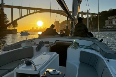 Scorri sotto i ponti di porto e lungo la ribeira con una crociera sul douro, degustando vini portoghesi selezionati, snack locali e comfort a bordo. include guida e pick-up.