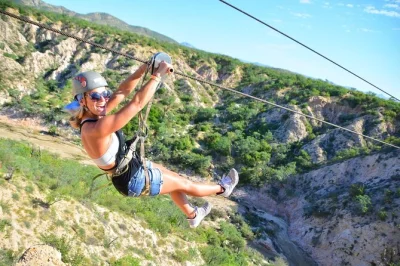 Erlebe den nervenkitzel der zipline-tour in costa azul, los cabos – mit atemberaubenden schluchten, rasanten fahrten, tequila-verkostung und hoteltransfer inklusive.
