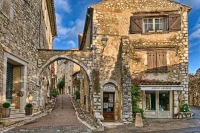 Scopri i vicoli medievali di grasse, assaggia il gelato alla violetta a tourrettes e visita l’arte di saint-paul de vence. con pick-up e guida locale esperta.
