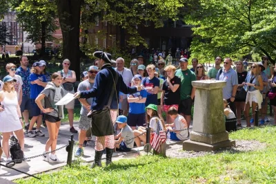 Parti da boston common, percorri il freedom trail con una guida locale, ascolta storie autentiche a faneuil hall e casa di paul revere. tutti i siti principali inclusi e punto d’incontro comodo.
