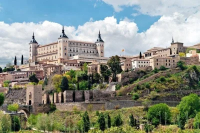 Découvrez toledo, ses ruelles, la cathédrale, la synagogue et l’église santo tomé avec un guide local. transport aller-retour depuis madrid et billets inclus.