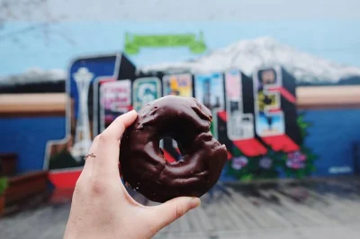 Entdecke seattle bei einer donut-tour mit frischen leckereien vom pike place market und top pot doughnuts – inklusive kaffee und insider-geschichten.