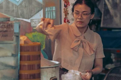 Entdecke hanois verwinkelte gassen mit einem einheimischen und probiere reis-pfannkuchen, frühlingsrollen und den berühmten egg coffee. alle speisen und getränke inklusive.