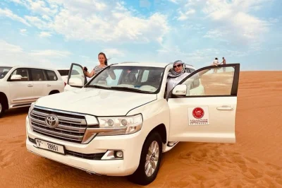 Découvrez les dunes rouges de dubaï avec du dune bashing, balade à dos de chameau, sandboard et un dîner bbq 5 étoiles au camp al royal. transfert hôtel et spectacles inclus.