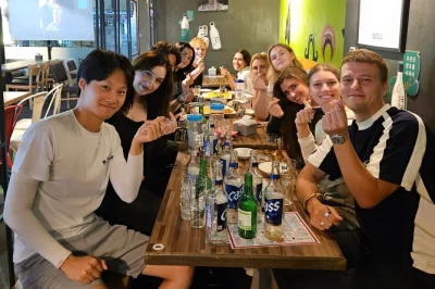 Erlebe seoul bei einer nacht mit koreanischen trinkspielen in hongdaes lebhafter bar-szene. mit freundlichem guide, somaek und leckerem kimchi-meerespfannkuchen.