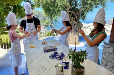 Erlebe einen kochkurs in einer sorrento-villa mit meerblick, frischen zutaten aus dem garten, familienrezepten und verkostung von lokalem wein und limoncello.