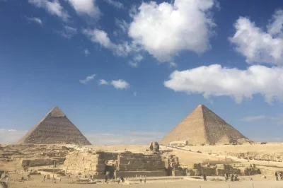 Scopri la piana di giza, ammira la sfinge da vicino e visita il museo egizio con una guida egittologa—trasferimenti dall’hotel e biglietti inclusi.