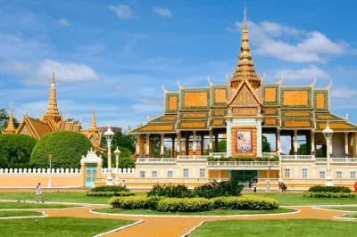 Entdecke phnom penhs königspalast, bewundere die silberpagode und besuche das genozid-museum sowie die killing fields. kleine gruppe mit hoteltransfer inklusive.