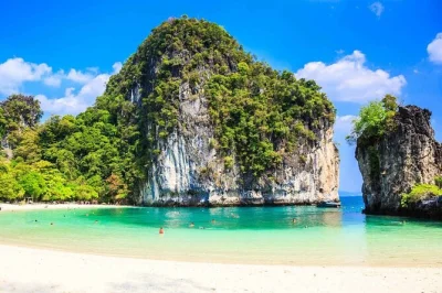 Descubra phang nga bay em um passeio de speedboat com paradas na ilha james bond, hong krabi e vila flutuante de panyee. inclui traslado, almoço e guia local.
