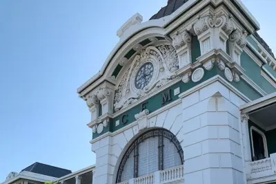 Historic Downtown Maputo Walking Tour: Architecture & Markets