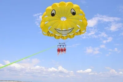 Vive la emoción del parasailing sobre el mar rojo en hurghada, con traslados desde el hotel, equipo certificado y todas las medidas de seguridad. disfruta la costa desde el aire, sin necesidad de exp