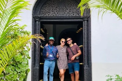 Descubre stone town recorriendo sus callejones, prueba comida callejera, conoce historias en el old fort y visita la casa natal de freddie mercury en este tour privado. incluye agua mineral.