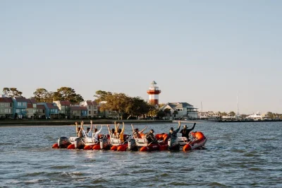 Hilton head, faro di harbourtown, daufuskie island: guida in mini barca con avvistamenti di delfini, paesaggi unici e prenotazione semplice.