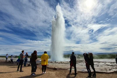Siente la bruma de gullfoss, camina entre placas tectónicas y descubre el colorido cráter kerid en esta excursión en grupo pequeño desde reikiavik con recogida en hotel.