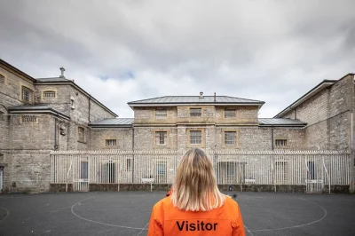 Entra en shepton mallet prison con un tour autoguiado, descubre 400 años de historia, escucha relatos en cajas de sonido y explora a tu ritmo. incluye mapa y personal amable.