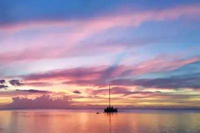 Vela ao pôr do sol em Moorea: Técnicas polinésias e vida marinha