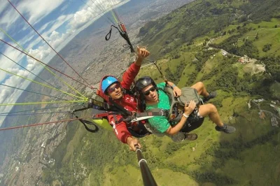 Siente la emoción de volar en parapente sobre medellín y bello, captura todo en hd con gopro y disfruta de transporte privado. incluye equipo, piloto y recogida.