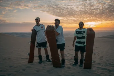 Paracas, ballestas-inseln und huacachina: bootstour, pisco-verkostung und offroad-abenteuer mit abholung in lima und guide.