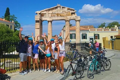 Siente el pulso de atenas en un tour en bici por la acrópolis, plaka y sitios antiguos. bicis de calidad, guía en inglés y consejos locales incluidos.