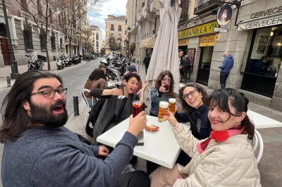 Découvrez madrid à travers ses tapas dans un petit groupe, en visitant des bars familiaux. 4 boissons, spécialités locales, et un guide qui vous révèle ses adresses secrètes. repas complet avec