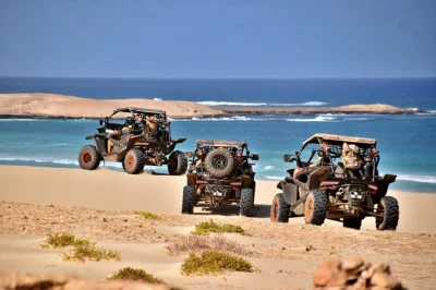 Sinta a emoção de um passeio de buggy em boa vista, explorando as dunas da praia de santa monica e as antigas ruínas de curral velho. inclui transfer, capacete e guia local para uma aventura autên