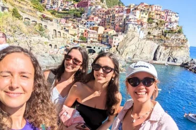 Acorde cedo em florença para um passeio de trem até a torre de pisa e as coloridas vilas de cinque terre. grupo pequeno, guia local e tempo livre flexível incluídos.