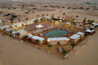 Découvrez le désert près de dubaï avec du dune bashing, sandboard, balade à dos de chameau, dîner bbq au bord du lac et spectacles en direct. prise en charge à l’hôtel incluse.