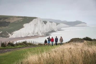 Parti da londra, prendi il treno per brighton ed esplora le scogliere delle seven sisters, beachy head e la campagna del sussex con un piccolo gruppo e guida esperta.