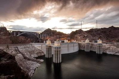 Starte deinen tag mit einem warmen frühstück, erkunde den hoover dam, spaziere über die bypass bridge und besichtige den generatorraum – inklusive hotelabholung.