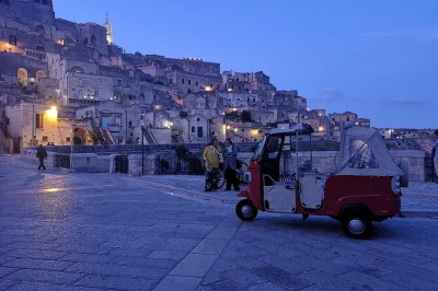 Scopri i sassi di matera a bordo di un ape calessino privato, con soste panoramiche, racconti locali e visita a una vera casa grotta—trasferimento incluso.