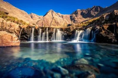 Descubre las highlands en un tour en grupo pequeño a la isla de skye desde inverness, con paseo por las fairy pools, castillos históricos y noche en portree. incluye guía y transporte.