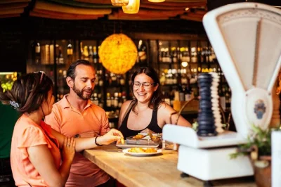 Découvrez la cuisine madrilène lors d’une balade privée avec un guide local, dégustations choisies et anecdotes de la ville. options végétariennes et départ flexible inclus.