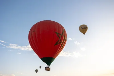 Erlebe den sonnenaufgang über marrakesch aus dem heißluftballon, genieße den blick auf das atlasgebirge und ein traditionelles berber-frühstück in einer kasbah. inkl. abholung und flugzertifikat.