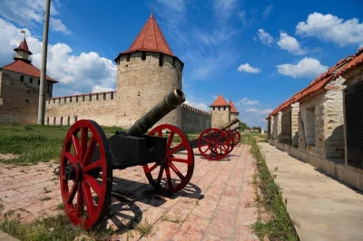 Découvrez la transnistrie à travers tiraspol et bender : monuments soviétiques, forteresse de bender, place suvorov et un déjeuner rétro. transfert hôtel inclus.