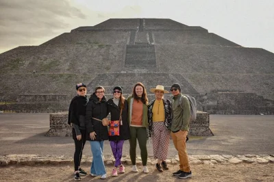 Sinta a magia de teotihuacan ao nascer do sol, suba pirâmides antigas, prove tequila e mezcal com artesãos locais. inclui transporte saindo da cidade do méxico e guia especializado.