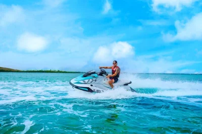 Découvrez key west en jet ski sur 28 miles avec un guide local, des paysages emblématiques, un passager gratuit et une navette incluse. montez sur des jet skis neufs et faites des pauses sur des ban