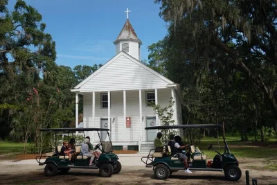 Découvrez daufuskie island avec un guide historien, plongez dans la culture gullah, explorez les trésors cachés en voiturette de golf et profitez d’une balade en bateau panoramique—boissons et 