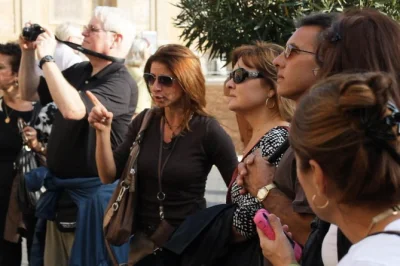 Descubre los tesoros del vaticano con un grupo pequeño, evita las largas filas y conoce las historias detrás de la capilla sixtina de miguel Ángel. incluye entradas y guía experto.