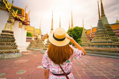 Visite guidée de bangkok : grand palais, wat pho, balade en tuk-tuk et célèbre mango sticky rice. découvrez les temples incontournables et savourez un dessert local en une demi-journée.