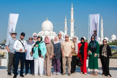 Scopri la maestosità della sheikh zayed grand mosque, visita le gallerie del louvre abu dhabi e gusta un pranzo a yas mall. trasferimento da dubai e guida locale inclusi.