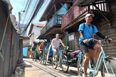 Erlebe bangkok entspannt auf einer radtour durch thonburis ruhige gassen, bunte märkte und fluss-tempel – kleine gruppe, lokaler guide, räder inklusive.